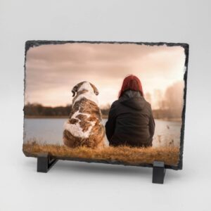 Gedenktegel rechthoek liggend vrouw met hond