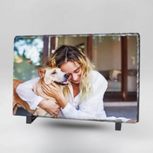 Gedenktegel rechthoek liggend vrouw met hond