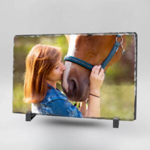 Gedenktegel rechthoek liggend vrouw met paard