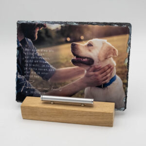 Gedenktegel liggend hond houten houder met tegel en ashouder