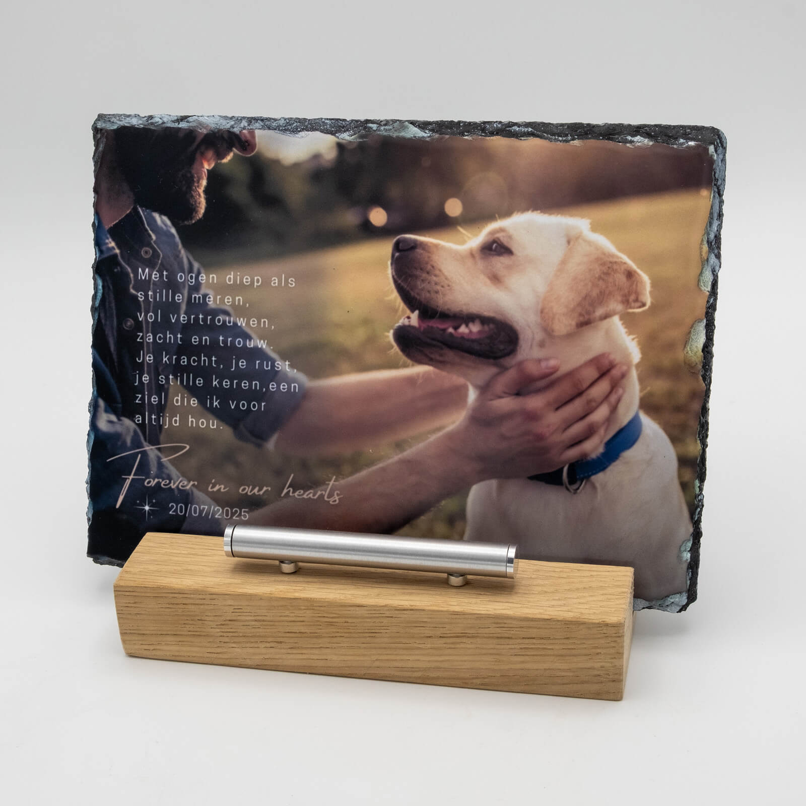 Gedenktegel liggend hond houten houder met tegel en ashouder