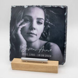 Gedenktegel houten houder met tegel en ashouder