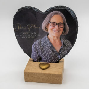 Gedenktegel hartje houten houder met tegel en ashouder goud