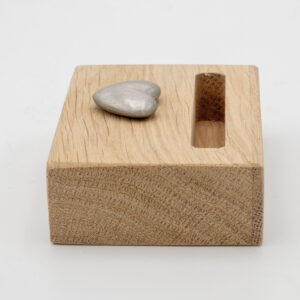 Houten houder gedenktegel ashouder hartje zilver zijkant