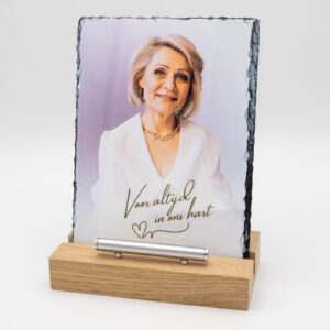 Gedenktegel 15x20 houten houder met tegel en ashouder Voor altijd in ons hart