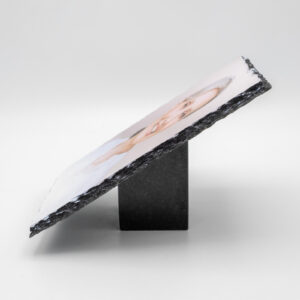 Gedenktegel 15x20 op natuursteen houder zijkant